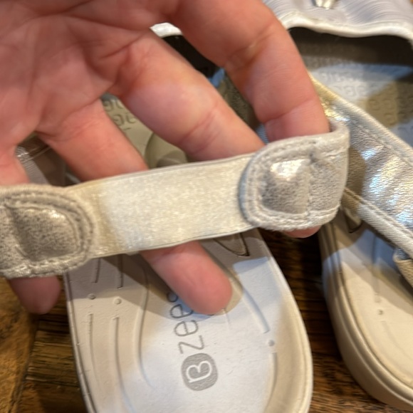 Cute silver/gray slip-on sandals from Bzees, size 9.5 - Picture 2 of 8